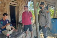 Petugas Polsek Laren memberikan sosialisasi kamtibmas dan kewaspadaan kebakaran kepada warga Desa Mojoasem, Minggu (26/7/2026). (Foto Dok Ho/RadarBangsa.co.id)