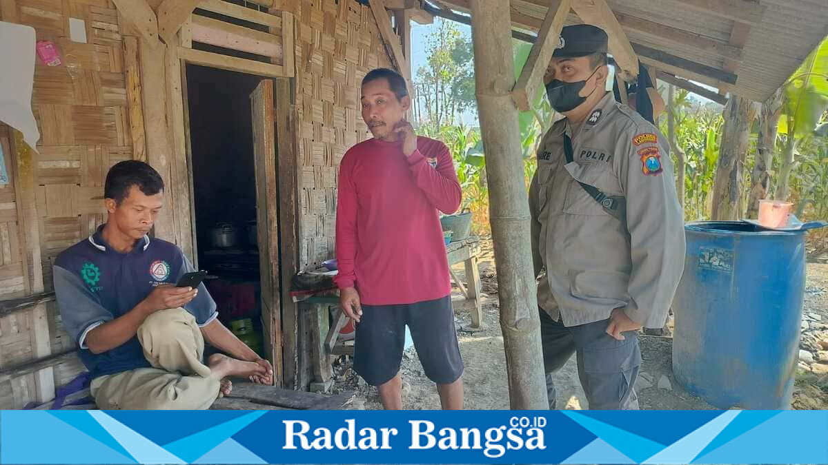 Petugas Polsek Laren memberikan sosialisasi kamtibmas dan kewaspadaan kebakaran kepada warga Desa Mojoasem, Minggu (26/7/2026). (Foto Dok Ho/RadarBangsa.co.id)