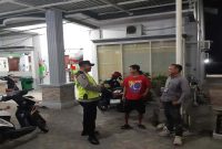 Anggota Polsek Tikung melaksanakan patroli dialogis di Alfamart dan Klinik Medika Prima Tikung untuk mengantisipasi kejahatan 3C, Selasa (7/7/2026). (Foto Dok Ho/RadarBangsa.co.id)
