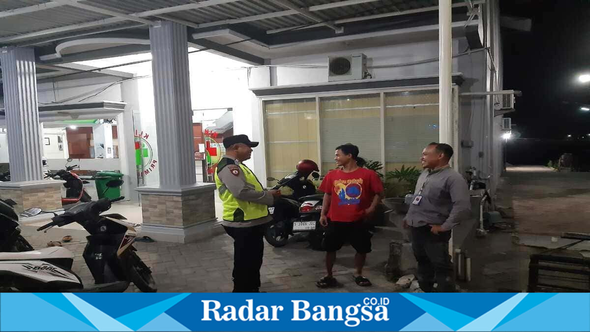 Anggota Polsek Tikung melaksanakan patroli dialogis di Alfamart dan Klinik Medika Prima Tikung untuk mengantisipasi kejahatan 3C, Selasa (7/7/2026). (Foto Dok Ho/RadarBangsa.co.id)