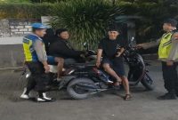 Personel Polsek Tikung berdialog dengan warga saat patroli Harkamtibmas di Kecamatan Tikung, Senin (13/7/2026) malam. (Foto Dok Ho/RadarBangsa.co.id)