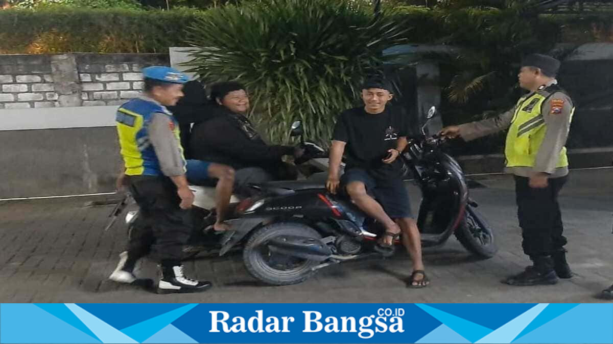 Personel Polsek Tikung berdialog dengan warga saat patroli Harkamtibmas di Kecamatan Tikung, Senin (13/7/2026) malam. (Foto Dok Ho/RadarBangsa.co.id)