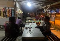 Personel Polsek Laren melaksanakan patroli dialogis dan memberikan imbauan kamtibmas kepada warga Desa Tamanprijek, Kecamatan Laren, Senin (27/7/2026). (Foto Dok Ho/RadarBangsa.co.id)