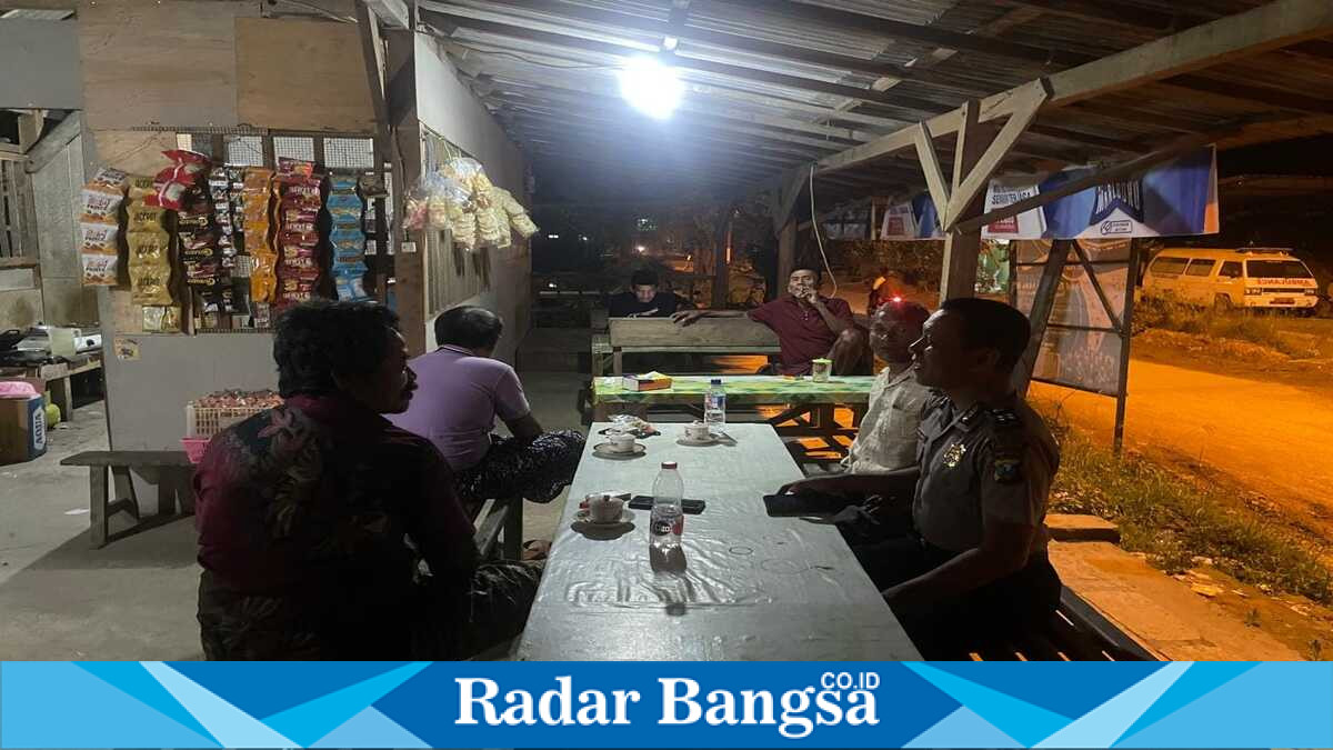 Personel Polsek Laren melaksanakan patroli dialogis dan memberikan imbauan kamtibmas kepada warga Desa Tamanprijek, Kecamatan Laren, Senin (27/7/2026). (Foto Dok Ho/RadarBangsa.co.id)