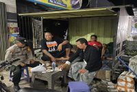 Personel Polsek Laren melaksanakan Patroli Kota Presisi Dialogis di Desa Gampangsejati, Kecamatan Laren, Minggu (12/7/2026) malam. (Foto Dok Ho/RadarBangsa.co.id)