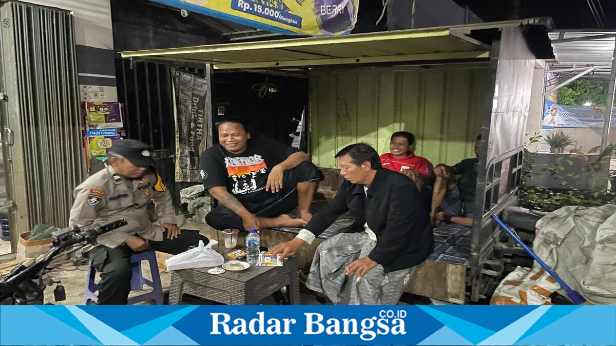 Personel Polsek Laren melaksanakan Patroli Kota Presisi Dialogis di Desa Gampangsejati, Kecamatan Laren, Minggu (12/7/2026) malam. (Foto Dok Ho/RadarBangsa.co.id)