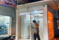 Petugas Polsek Laren melakukan pengecekan keamanan dan CCTV di objek vital pada Jumat, 17 Juli 2026 malam. (Foto Dok Ho/RadarBangsa.co.id)