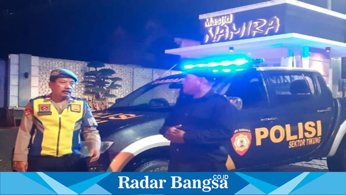 Anggota Polsek Tikung melaksanakan patroli objek vital di SPBU, perbankan, pasar, dan Masjid Namira, Selasa malam (7/7/2026). (Foto Dok Ho/RadarBangsa.co.id)