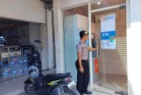 Personel Polsek Laren melaksanakan patroli obyek vital sekaligus mengimbau pengelola memastikan CCTV berfungsi dan dicek rutin setiap hari di Kecamatan Laren, Lamongan, Kamis (2/7/2026). (Foto Dok Ho/RadarBangsa.co.id)