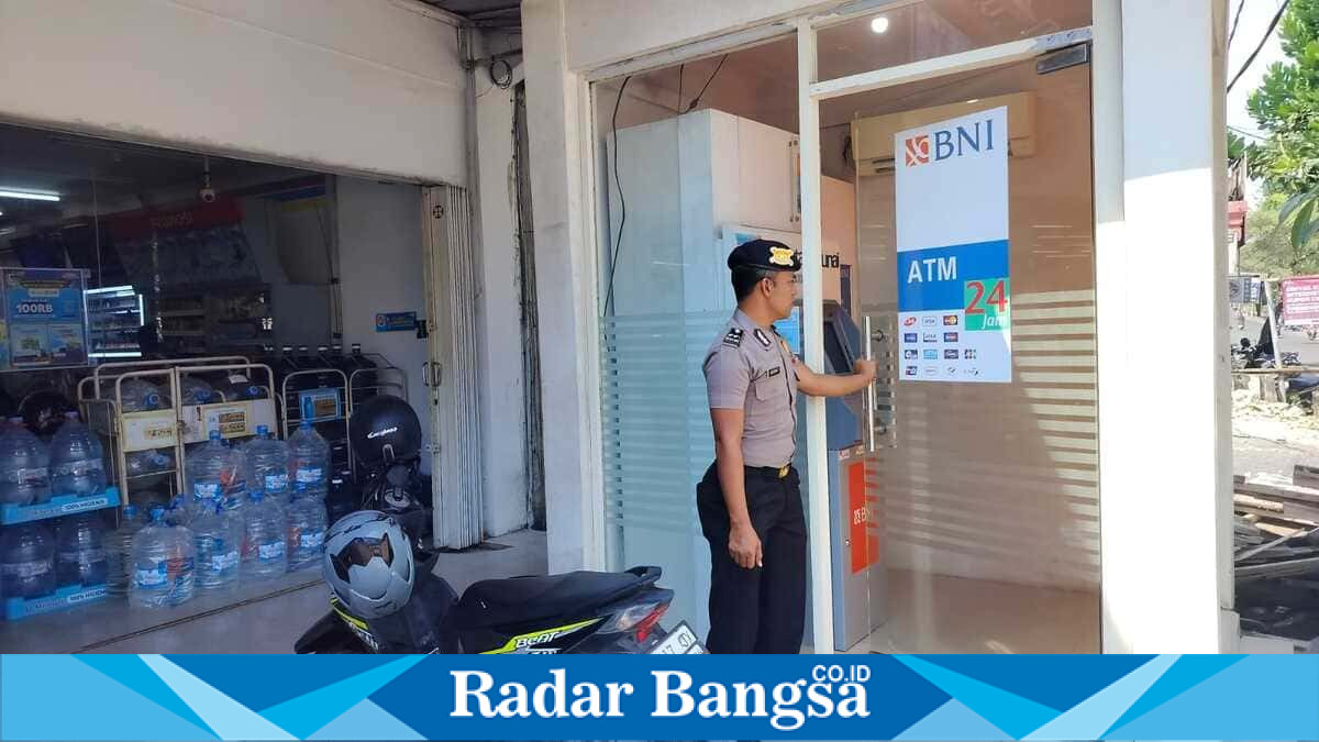 Personel Polsek Laren melaksanakan patroli obyek vital sekaligus mengimbau pengelola memastikan CCTV berfungsi dan dicek rutin setiap hari di Kecamatan Laren, Lamongan, Kamis (2/7/2026). (Foto Dok Ho/RadarBangsa.co.id)