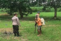 Personel Polsek Tikung meninjau lahan program Pekarangan Pangan Bergizi (P2B) di Dusun Tlogogede, Desa Wonokromo, Minggu (19/7/2026). (Foto Dok Ho/RadarBangsa.co.id)