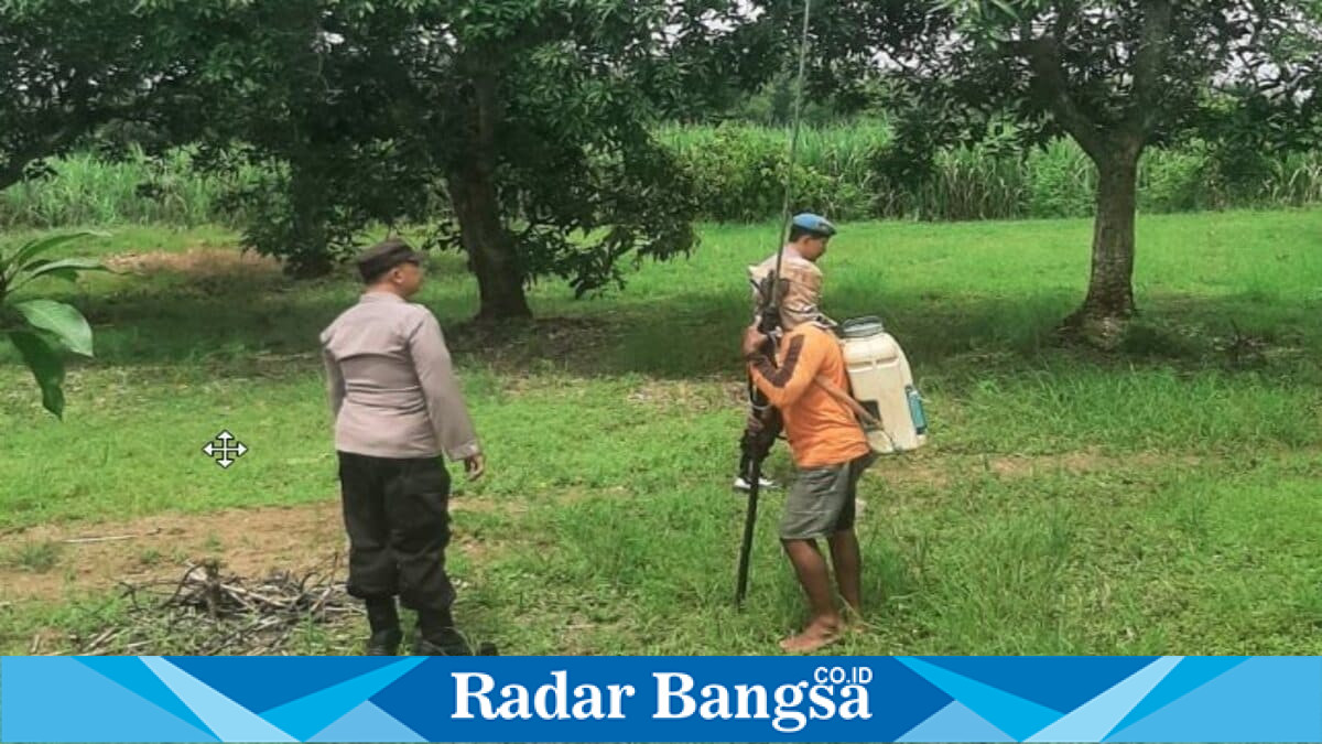 Personel Polsek Tikung meninjau lahan program Pekarangan Pangan Bergizi (P2B) di Dusun Tlogogede, Desa Wonokromo, Minggu (19/7/2026). (Foto Dok Ho/RadarBangsa.co.id)
