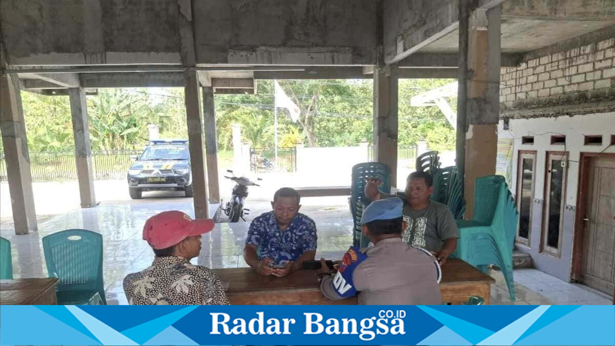 Petugas Polsek Laren melaksanakan Patroli Kota Presisi dialogis bersama perangkat Desa Gampangsejati, Kecamatan Laren, Lamongan, Rabu (22/7/2026). (Foto Dok Ho/RadarBangsa.co.id)