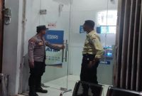 Petugas Polsek Laren melaksanakan patroli objek vital dengan mengecek sistem keamanan dan CCTV di ATM BRI Unit Laren, ATM BNI Laren, serta SR Mart, Kamis (30/7/2026). (Foto Dok Ho/RadarBangsa.co.id)