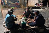 Petugas jaga Polsek Laren melaksanakan patroli Colling System dan memberikan imbauan kepada petani di Desa Keduyung, Jumat (24/7/2026). (Foto Dok Ho/RadarBangsa.co.id)