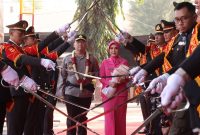 Prosesi Pedang Pora mengiringi penyambutan AKBP Adityawarman Gautama sebagai Kapolres Lamongan dalam Welcome and Farewell Parade. (Foto Dok Ho/RadarBangsa.co.id)