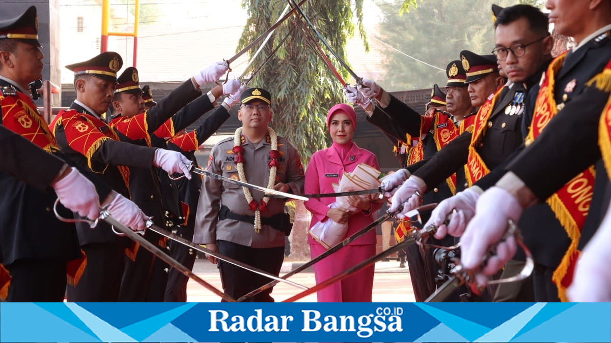 Prosesi Pedang Pora mengiringi penyambutan AKBP Adityawarman Gautama sebagai Kapolres Lamongan dalam Welcome and Farewell Parade. (Foto Dok Ho/RadarBangsa.co.id)