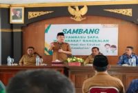 Wakil Bupati Bangkalan Moch. Fauzan Ja'far memberikan arahan dalam Sosialisasi dan Pelatihan Pemutakhiran DTSEN Non Desil, Selasa (7/7/2026). (Foto Dok Ho/RadarBangsa.co.id)