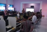 Sekretaris Daerah Bangkalan Ismet Efendi membuka seleksi kompetensi calon pimpinan BAZNAS Kabupaten Bangkalan berbasis CAT di SMP Negeri 2 Bangkalan, Kamis (9/7/2026). (Foto Dok Ho/RadarBangsa.co.id)