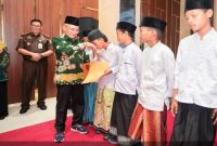 Wakil Bupati Pasuruan menyerahkan simbolis penetapan perwalian bagi 22 anak binaan Yayasan Metal Muslim Al Hidayah, Kamis (16/7/2026). (Foto Dok Ho/RadarBangsa.co.id)