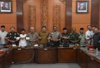 Bupati Sidoarjo H. Subandi memimpin rapat koordinasi Forkopimda terkait operasi terpadu pemberantasan miras ilegal dan prostitusi di Setda Sidoarjo, Senin (27/7/2026). (Foto Dok Ho/RadarBangsa.co.id)