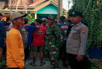 Personel Polsek Tikung bersama Koramil melaksanakan pengamanan pertunjukan jaranan dalam rangka khitanan di Dusun Sememi, Desa Soko, Kecamatan Tikung, Kamis, 2 Juli 2026. (Foto Dok Ho/RadarBangsa.co.id)