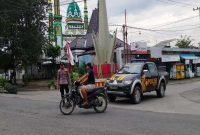 Petugas Polsek Laren melakukan pengaturan lalu lintas pagi di Pasar Laren, Lamongan, Jumat (16/7/2026), untuk menjaga kelancaran arus kendaraan. (Foto Dok Ho/RadarBangsa.co.id)