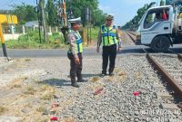 Petugas Satlantas Polres Lamongan melakukan penanganan di lokasi kecelakaan yang melibatkan pengendara sepeda motor dan Kereta Api Commuter Line Arjonegoro di perlintasan sebidang Desa Sukodadi, Rabu (8/7/2026).