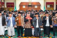 Gubernur Khofifah Indar Parawansa menghadiri pengukuhan Pengurus MUI Jawa Timur Masa Khidmat 2025–2030 di Gedung Negara Grahadi, Surabaya, Minggu (12/7). (Foto Dok Ho/RadarBangsa.co.id)