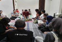 Ketua Pokdawis Krabat melakukan pemotongan tumpeng dalam syukuran peresmian kantor Tourist Information Center (TIC)dijalan Gang Pinggir, kelurahan Kranggan, Selasa (28/7/2026)