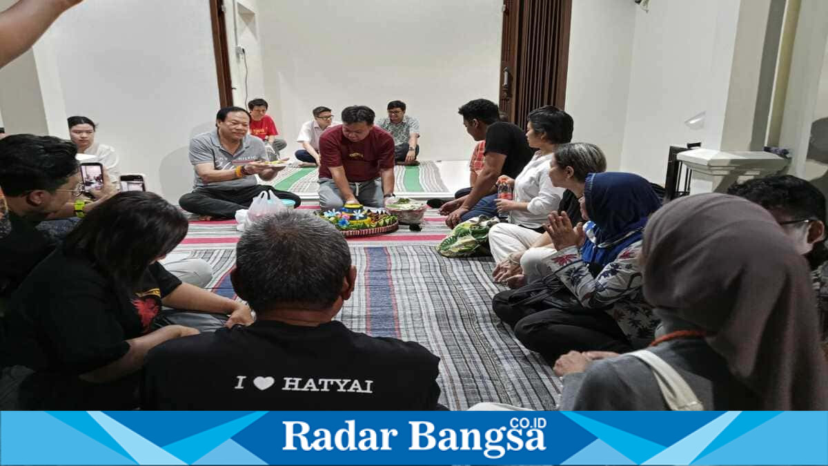 Ketua Pokdawis Krabat melakukan pemotongan tumpeng dalam syukuran peresmian kantor Tourist Information Center (TIC)dijalan Gang Pinggir, kelurahan Kranggan, Selasa (28/7/2026)