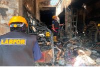 Tim Satreskrim Polres Lamongan bersama Bidlabfor dan Identifikasi Polda Jatim melakukan olah TKP lanjutan kebakaran Pasar Agrobis Babat, Kamis (16/7/2026). (Foto Dok Ho/RadarBangsa.co.id)