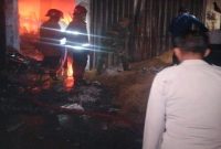 Petugas gabungan melakukan pemadaman kebakaran di Pasar Agrobis Babat, Lamongan, Minggu (12/7/2026). (Foto Dok Ho/RadarBangsa.co.id)