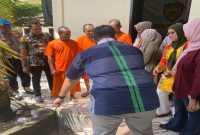 Kasatresnarkoba Polres Pelalawan memimpin pemusnahan 507,13 gram sabu yang berasal dari tiga tersangka, Jumat (17/7/2026). (Foto Dok Ho/RadarBangsa.co.id)
