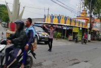 Personel Polsek Laren melakukan pengaturan arus lalu lintas di kawasan Pasar Gobeh, Lamongan, Sabtu (25/7/2026). (Foto Dok Ho/RadarBangsa.co.id)