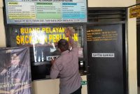 Petugas jaga Polsek Laren membersihkan ruang pelayanan masyarakat untuk menjaga kesiapan pelayanan, Selasa, 14 Juli 2026. (Foto Dok Ho/RadarBangsa.co.id)