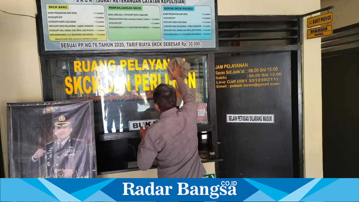 Petugas jaga Polsek Laren membersihkan ruang pelayanan masyarakat untuk menjaga kesiapan pelayanan, Selasa, 14 Juli 2026. (Foto Dok Ho/RadarBangsa.co.id)