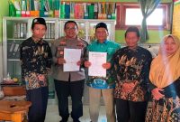 Kapolsek Laren AKP Anang Purwo Wiodo menandatangani MOU dengan Yayasan Pendidikan Syeh Hasbullah, Rabu (15/7/2026). (Foto Dok Ho/RadarBangsa.co.id)