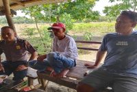 Petugas Polsek Laren memberikan imbauan kamtibmas kepada masyarakat dalam patroli dialogis, Selasa, 14 Juli 2026. (Foto Dok Ho/RadarBangsa.co.id)