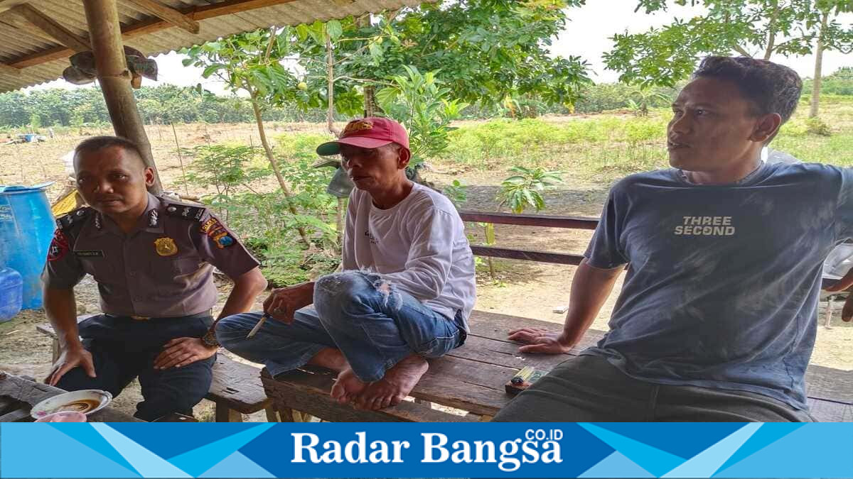 Petugas Polsek Laren memberikan imbauan kamtibmas kepada masyarakat dalam patroli dialogis, Selasa, 14 Juli 2026. (Foto Dok Ho/RadarBangsa.co.id)