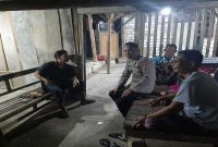 Personel Polsek Laren memberikan imbauan kamtibmas kepada warga saat patroli dialogis di warung kopi Desa Gampangsejati, Senin (7/7/2026). (Foto Dok Ho/RadarBangsa.co.id)