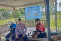 Petugas Polsek Laren berdialog dengan warga Desa Pelangwot saat patroli kamtibmas, Jumat 17 Juli 2026. (Foto Dok Ho/RadarBangsa.co.id)