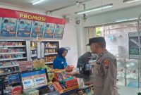 Personel Polsek Laren memberikan imbauan kepada warga agar rutin mengontrol dan memastikan CCTV tetap aktif saat patroli Harkamtibmas, Jumat (10/7/2026). (Foto Dok Ho/RadarBangsa.co.id)
