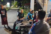 Petugas jaga Polsek Laren memberikan imbauan kewaspadaan kebakaran kepada warga Desa Karangwungu, Kamis (23/7/2026). (Foto Dok Ho/RadarBangsa.co.id)