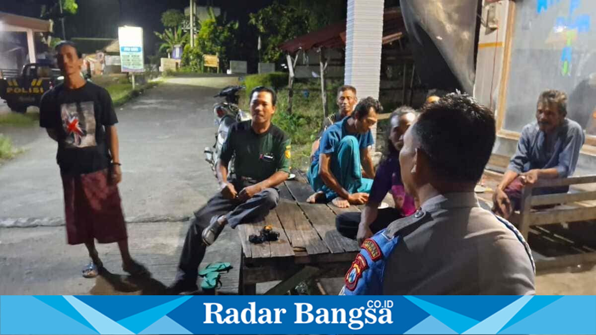 Petugas jaga Polsek Laren memberikan imbauan kewaspadaan kebakaran kepada warga Desa Karangwungu, Kamis (23/7/2026). (Foto Dok Ho/RadarBangsa.co.id)