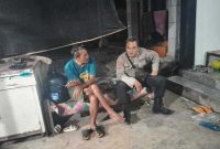 Personel Polsek Laren memberikan sosialisasi kamtibmas kepada warga Desa Pelangwot dalam patroli dialogis, Rabu (29/7/2026). (Foto Dok Ho/RadarBangsa.co.id)