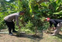 Personel Polsek Laren melakukan pengecekan tanaman terong dalam Program Pekarangan Pangan Bergizi di Desa Pelangwot, Lamongan, Minggu (12/7/2026). (Foto Dok Ho/RadarBangsa.co.id)