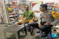 Anggota Polsek Laren berdialog dengan warga saat patroli dialogis di Kecamatan Laren, Lamongan, Senin (6/7/2026). (Foto Dok Ho/RadarBangsa.co.id)