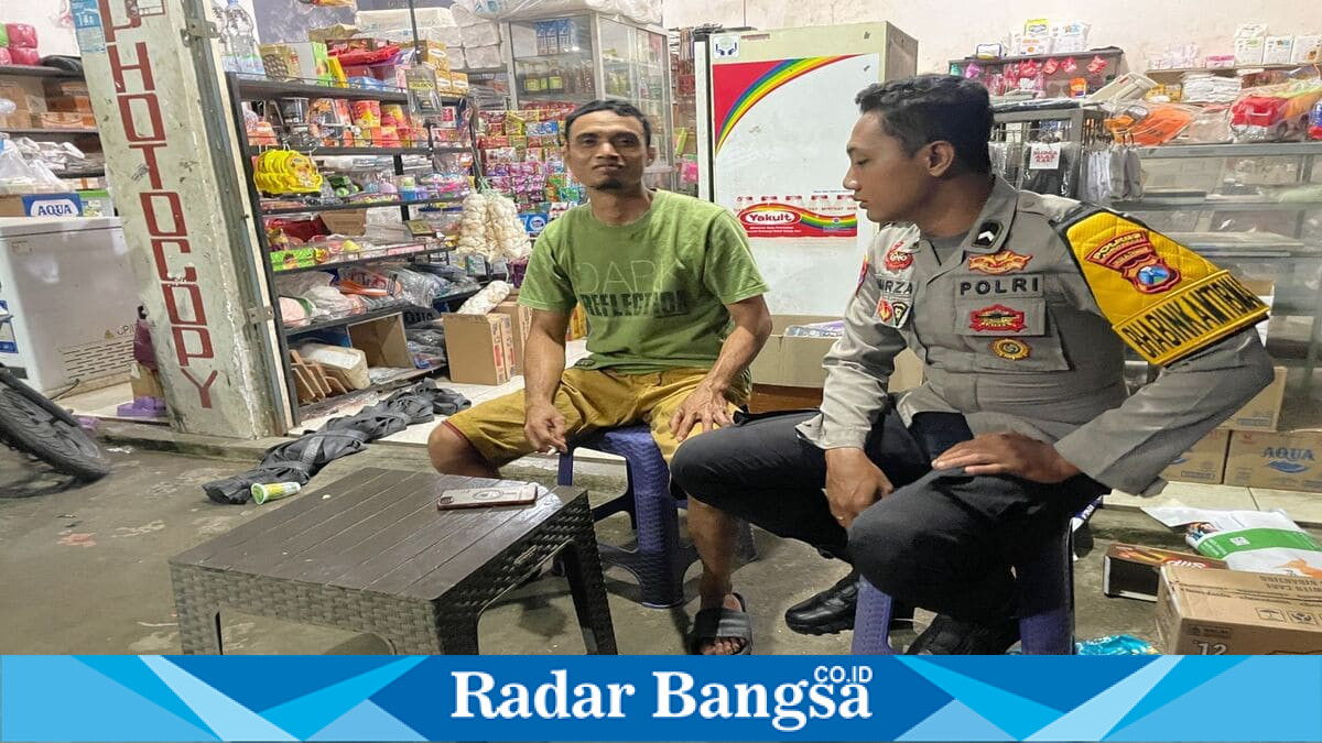 Anggota Polsek Laren berdialog dengan warga saat patroli dialogis di Kecamatan Laren, Lamongan, Senin (6/7/2026). (Foto Dok Ho/RadarBangsa.co.id)