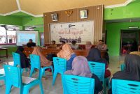 Personel Polsek Laren memantau penyaluran Bantuan Stimulan Perumahan Swadaya (BSPS) di Balai Desa Durikulon, Kecamatan Laren, Lamongan, Rabu (15/7/2026). (Foto Dok Ho/RadarBangsa.co.id)